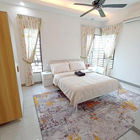 Tropika Homestay Bangi With 3 Bedrooms カジャン エクステリア 写真