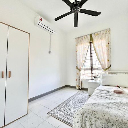 Tropika Homestay Bangi With 3 Bedrooms カジャン エクステリア 写真