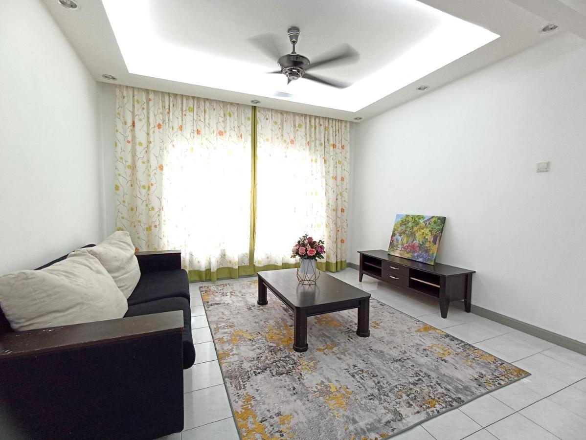 Tropika Homestay Bangi With 3 Bedrooms カジャン エクステリア 写真