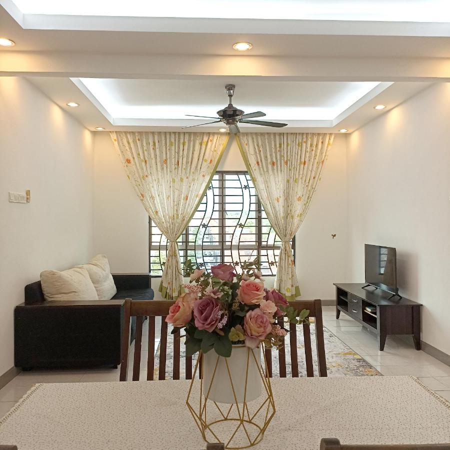 Tropika Homestay Bangi With 3 Bedrooms カジャン エクステリア 写真