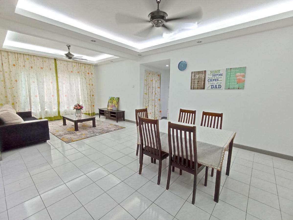 Tropika Homestay Bangi With 3 Bedrooms カジャン エクステリア 写真