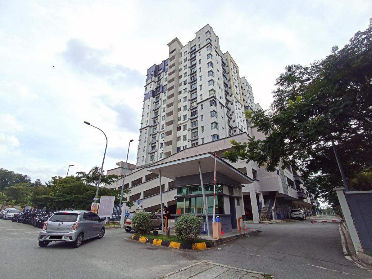 Tropika Homestay Bangi With 3 Bedrooms カジャン エクステリア 写真