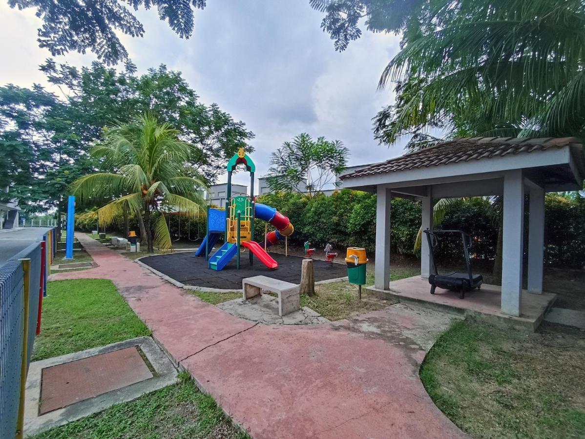 Tropika Homestay Bangi With 3 Bedrooms カジャン エクステリア 写真