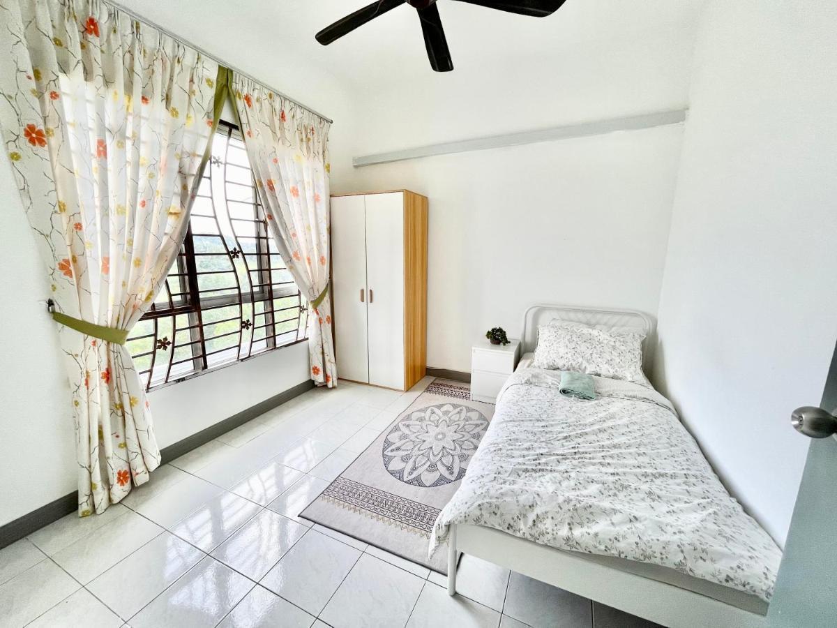 Tropika Homestay Bangi With 3 Bedrooms カジャン エクステリア 写真