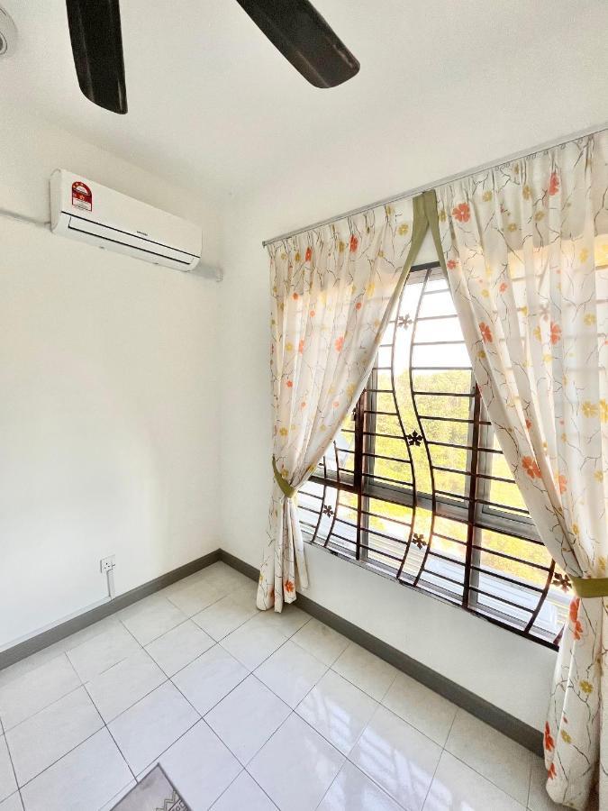 Tropika Homestay Bangi With 3 Bedrooms カジャン エクステリア 写真