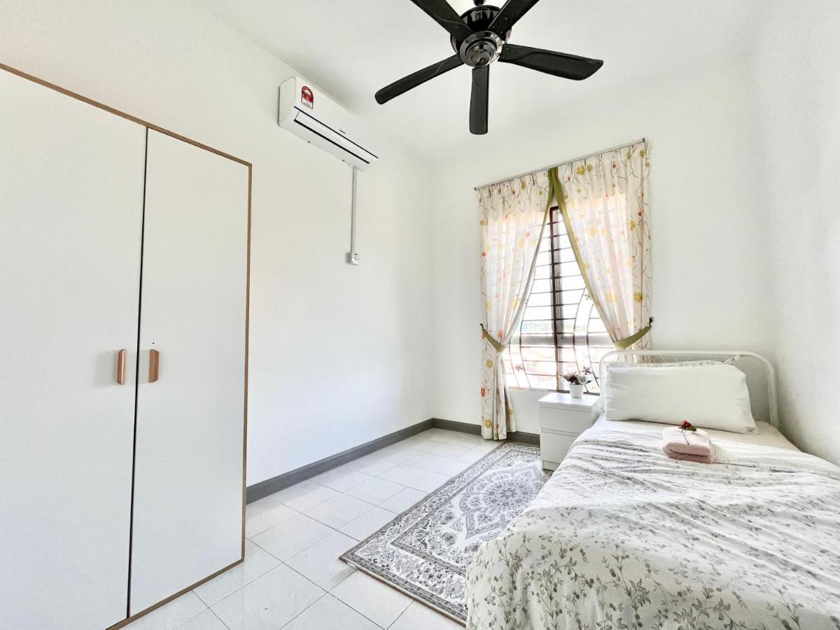 Tropika Homestay Bangi With 3 Bedrooms カジャン エクステリア 写真