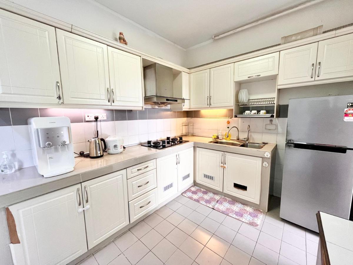 Tropika Homestay Bangi With 3 Bedrooms カジャン エクステリア 写真
